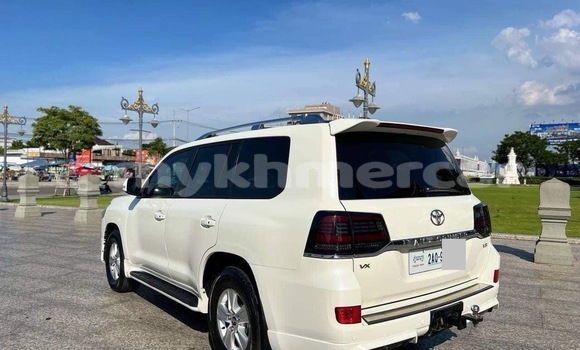 Buy Used Toyota Land Cruiser White Car in Phnom Penh in Phnom Penh Buy Used Toyota Land Cruiser White Car in Phnom Penh in Phnom Penh