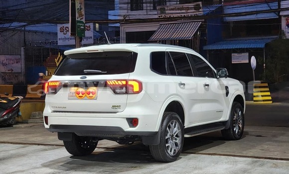 Acheter Occasion Voiture Ford Everest Blanc à Banlung, Ratanakiri Province Acheter Occasion Voiture Ford Everest Blanc à Banlung, Ratanakiri Province
