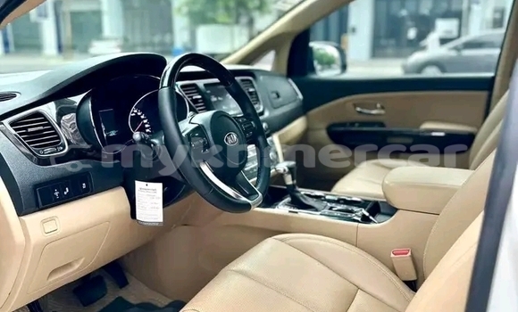Buy Used Kia Carnival White Car in Import - Dubai in Kampot Province Buy Used Kia Carnival White Car in Import - Dubai in Kampot Province