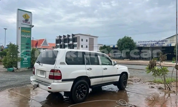 Buy Used Toyota Highlander White Car in Cheom Ksan in Preah Vihear Province Buy Used Toyota Highlander White Car in Cheom Ksan in Preah Vihear Province