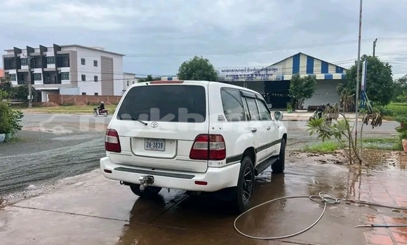 Buy Used Toyota Highlander White Car in Cheom Ksan in Preah Vihear Province Buy Used Toyota Highlander White Car in Cheom Ksan in Preah Vihear Province