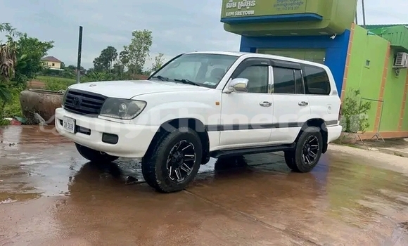 Buy Used Toyota Highlander White Car in Cheom Ksan in Preah Vihear Province Buy Used Toyota Highlander White Car in Cheom Ksan in Preah Vihear Province