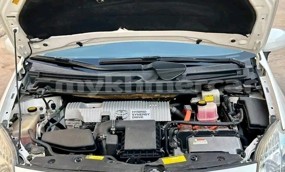 Buy Used Toyota Prius White Car in Dăm Thnăm in Kampot Province Buy Used Toyota Prius White Car in Dăm Thnăm in Kampot Province