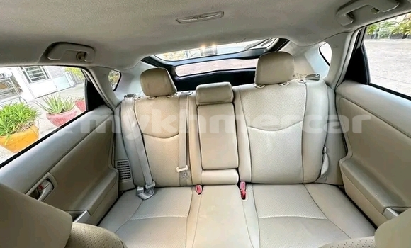 Buy Used Toyota Prius White Car in Dăm Thnăm in Kampot Province Buy Used Toyota Prius White Car in Dăm Thnăm in Kampot Province