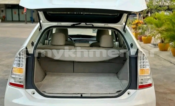 Buy Used Toyota Prius White Car in Dăm Thnăm in Kampot Province Buy Used Toyota Prius White Car in Dăm Thnăm in Kampot Province