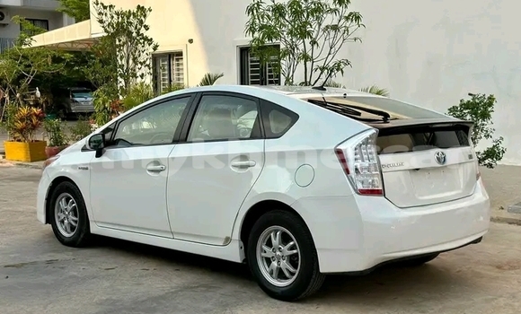 Buy Used Toyota Prius White Car in Dăm Thnăm in Kampot Province Buy Used Toyota Prius White Car in Dăm Thnăm in Kampot Province