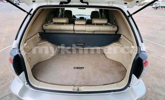 Buy Used Lexus RX 330 White Car in Kratié in Kratié Province Buy Used Lexus RX 330 White Car in Kratié in Kratié Province