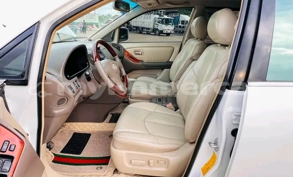 Buy Used Lexus RX 330 White Car in Kratié in Kratié Province Buy Used Lexus RX 330 White Car in Kratié in Kratié Province