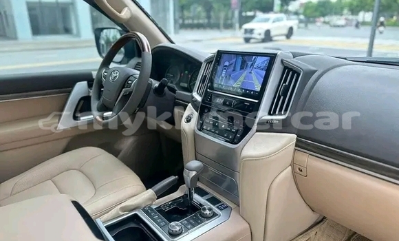 Buy Used Toyota Land Cruiser White Car in Cheom Ksan in Preah Vihear Province Buy Used Toyota Land Cruiser White Car in Cheom Ksan in Preah Vihear Province