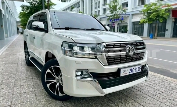 Buy Used Toyota Land Cruiser White Car in Cheom Ksan in Preah Vihear Province Buy Used Toyota Land Cruiser White Car in Cheom Ksan in Preah Vihear Province