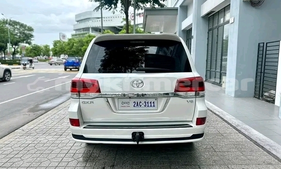Buy Used Toyota Land Cruiser White Car in Cheom Ksan in Preah Vihear Province Buy Used Toyota Land Cruiser White Car in Cheom Ksan in Preah Vihear Province