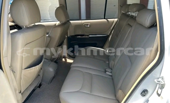Buy Used Toyota Highlander White Car in Cheom Ksan in Preah Vihear Province Buy Used Toyota Highlander White Car in Cheom Ksan in Preah Vihear Province