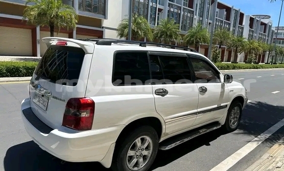 Buy Used Toyota Highlander White Car in Cheom Ksan in Preah Vihear Province Buy Used Toyota Highlander White Car in Cheom Ksan in Preah Vihear Province