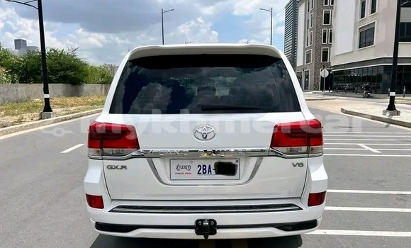 Buy Used Toyota Land Cruiser White Car in Chbar Mon in Kampong Speu Province