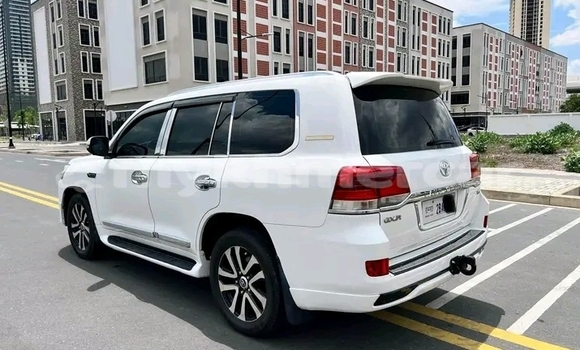 Buy Used Toyota Land Cruiser White Car in Chbar Mon in Kampong Speu Province Buy Used Toyota Land Cruiser White Car in Chbar Mon in Kampong Speu Province