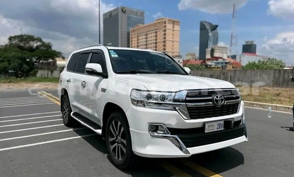 Buy Used Toyota Land Cruiser White Car in Chbar Mon in Kampong Speu Province Buy Used Toyota Land Cruiser White Car in Chbar Mon in Kampong Speu Province