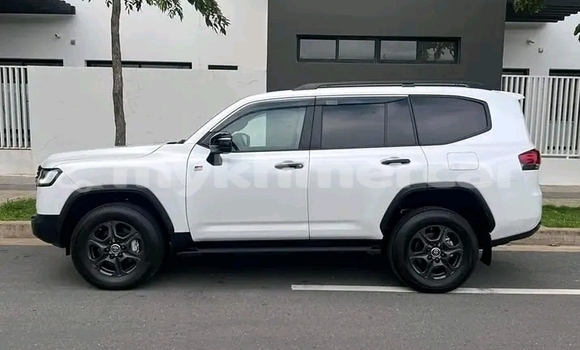 Buy Used Toyota Land Cruiser White Car in Cheom Ksan in Preah Vihear Province Buy Used Toyota Land Cruiser White Car in Cheom Ksan in Preah Vihear Province
