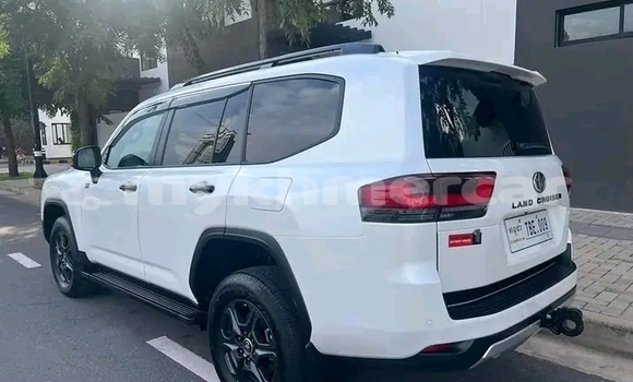 Buy Used Toyota Land Cruiser White Car in Cheom Ksan in Preah Vihear Province Buy Used Toyota Land Cruiser White Car in Cheom Ksan in Preah Vihear Province