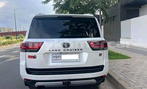 Buy Used Toyota Land Cruiser White Car in Cheom Ksan in Preah Vihear Province Buy Used Toyota Land Cruiser White Car in Cheom Ksan in Preah Vihear Province