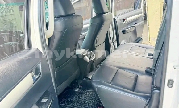 Buy Used Toyota Hilux White Car in Cheom Ksan in Preah Vihear Province Buy Used Toyota Hilux White Car in Cheom Ksan in Preah Vihear Province