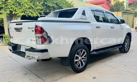 Buy Used Toyota Hilux White Car in Cheom Ksan in Preah Vihear Province Buy Used Toyota Hilux White Car in Cheom Ksan in Preah Vihear Province