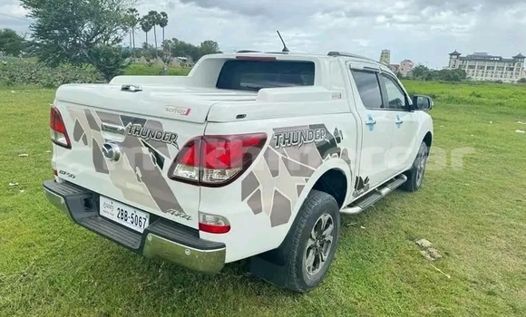 Buy Used Toyota Hilux White Car in Mongkol Borey in Banteay Meanchey Province Buy Used Toyota Hilux White Car in Mongkol Borey in Banteay Meanchey Province