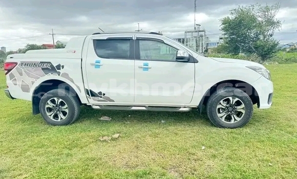 Buy Used Toyota Hilux White Car in Mongkol Borey in Banteay Meanchey Province Buy Used Toyota Hilux White Car in Mongkol Borey in Banteay Meanchey Province