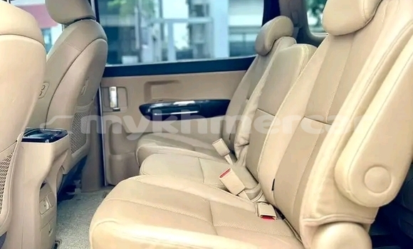 Buy Used Kia Carnival White Car in Chbar Mon in Kampong Speu Province Buy Used Kia Carnival White Car in Chbar Mon in Kampong Speu Province