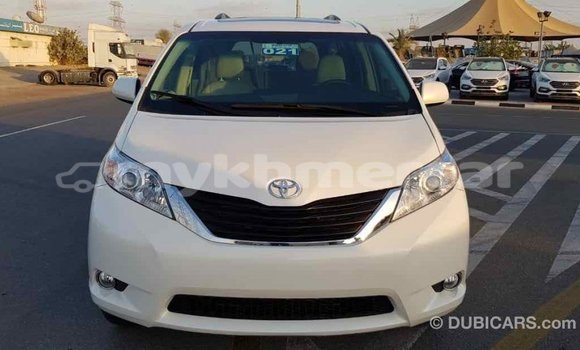 Acheter Import Voiture Toyota Sienna Blanc à Import - Dubai, Kampot Province Acheter Import Voiture Toyota Sienna Blanc à Import - Dubai, Kampot Province