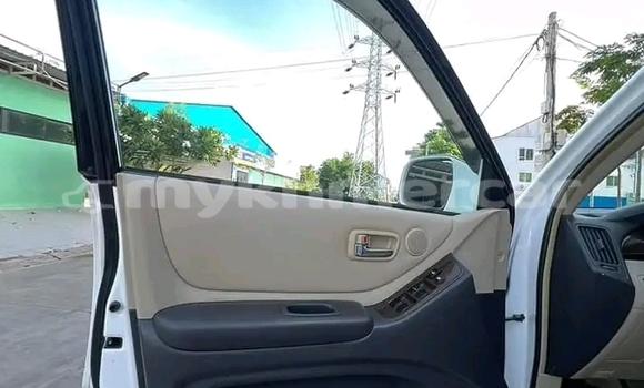 Buy Used Toyota Highlander White Car in Mongkol Borey in Banteay Meanchey Province Buy Used Toyota Highlander White Car in Mongkol Borey in Banteay Meanchey Province