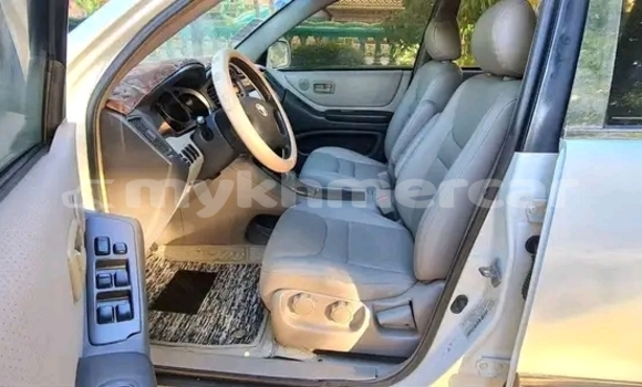 Buy Used Toyota Highlander White Car in Khŭm Sráng in Kampong Speu Province Buy Used Toyota Highlander White Car in Khŭm Sráng in Kampong Speu Province