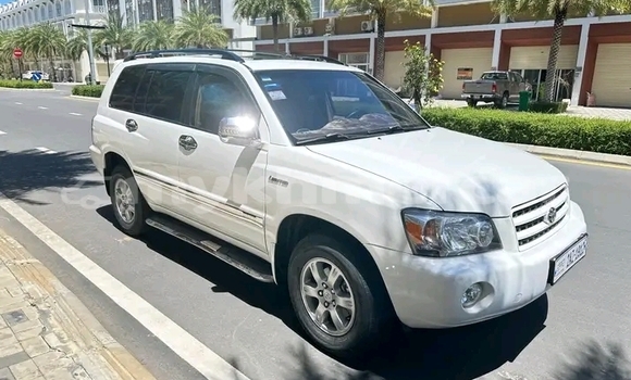 Buy Used Toyota Highlander White Car in Cheom Ksan in Preah Vihear Province Buy Used Toyota Highlander White Car in Cheom Ksan in Preah Vihear Province