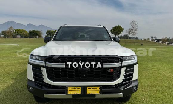 Buy Used Toyota Land Cruiser White Car in Phnom Penh in Phnom Penh Buy Used Toyota Land Cruiser White Car in Phnom Penh in Phnom Penh