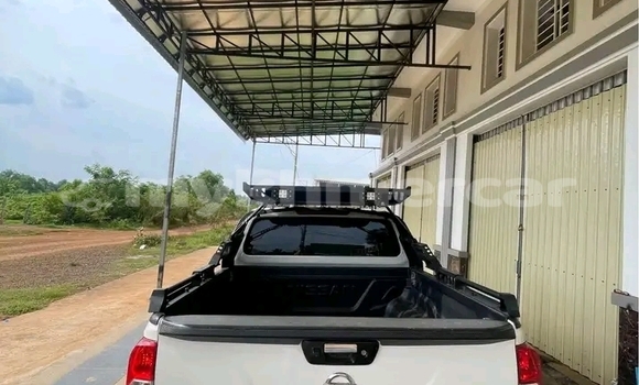 Acheter Occasion Voiture Nissan Navara Blanc à Mongkol Borey, Banteay Meanchey Province Acheter Occasion Voiture Nissan Navara Blanc à Mongkol Borey, Banteay Meanchey Province