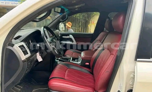 Acheter Occasion Voiture Toyota Land Cruiser Blanc à Phnom Srok, Banteay Meanchey Province Acheter Occasion Voiture Toyota Land Cruiser Blanc à Phnom Srok, Banteay Meanchey Province