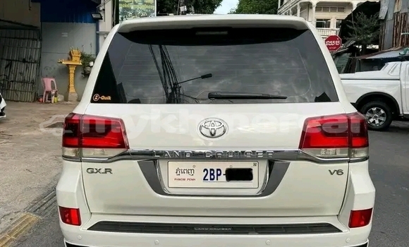 Acheter Occasion Voiture Toyota Land Cruiser Blanc à Phnom Srok, Banteay Meanchey Province Acheter Occasion Voiture Toyota Land Cruiser Blanc à Phnom Srok, Banteay Meanchey Province