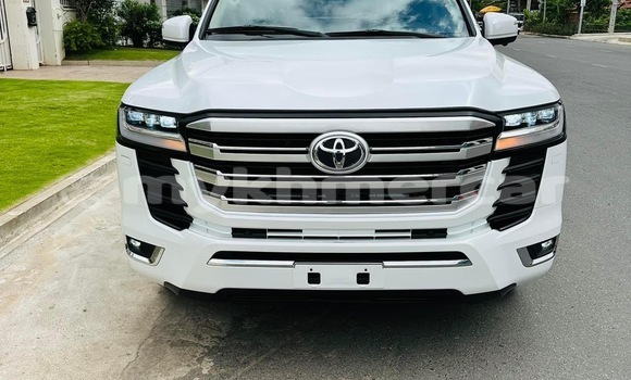 Buy Used Toyota Land Cruiser White Car in Phnom Penh in Phnom Penh Buy Used Toyota Land Cruiser White Car in Phnom Penh in Phnom Penh