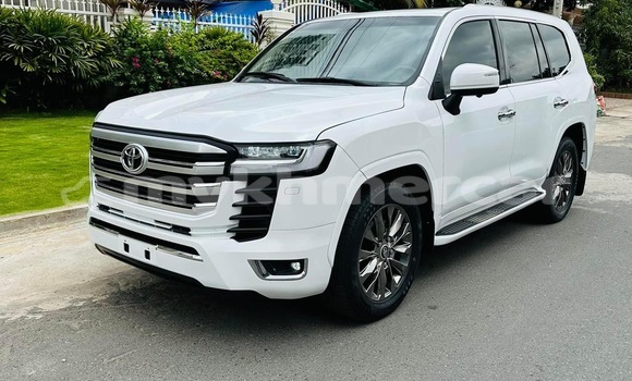Buy Used Toyota Land Cruiser White Car in Phnom Penh in Phnom Penh Buy Used Toyota Land Cruiser White Car in Phnom Penh in Phnom Penh