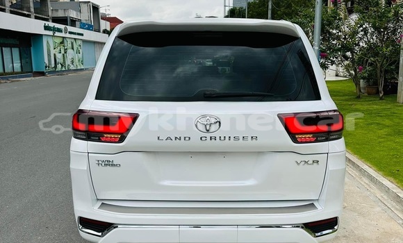 Buy Used Toyota Land Cruiser White Car in Phnom Penh in Phnom Penh Buy Used Toyota Land Cruiser White Car in Phnom Penh in Phnom Penh
