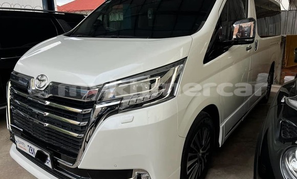 Acheter Occasion Voiture Toyota Granvia Blanc à Chbar Mon, Kampong Speu Province Acheter Occasion Voiture Toyota Granvia Blanc à Chbar Mon, Kampong Speu Province