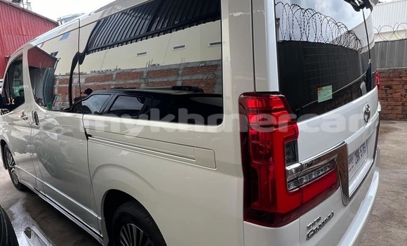 Acheter Occasion Voiture Toyota Granvia Blanc à Chbar Mon, Kampong Speu Province Acheter Occasion Voiture Toyota Granvia Blanc à Chbar Mon, Kampong Speu Province