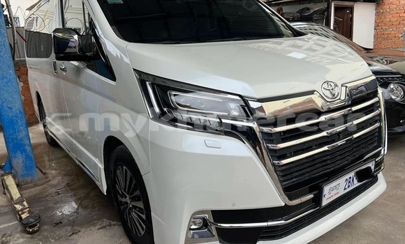 Acheter Occasion Voiture Toyota Granvia Blanc à Chbar Mon, Kampong Speu Province Acheter Occasion Voiture Toyota Granvia Blanc à Chbar Mon, Kampong Speu Province