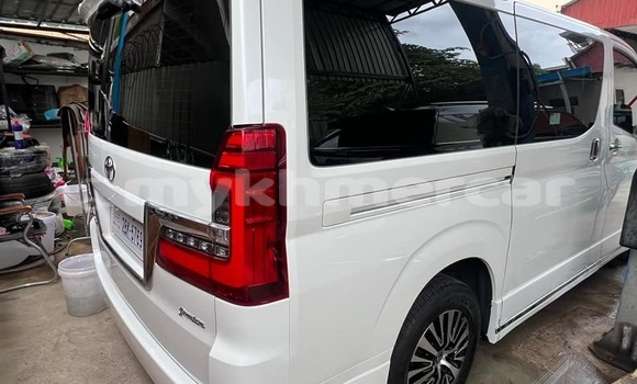 Acheter Occasion Voiture Toyota Granvia Blanc à Chbar Mon, Kampong Speu Province Acheter Occasion Voiture Toyota Granvia Blanc à Chbar Mon, Kampong Speu Province