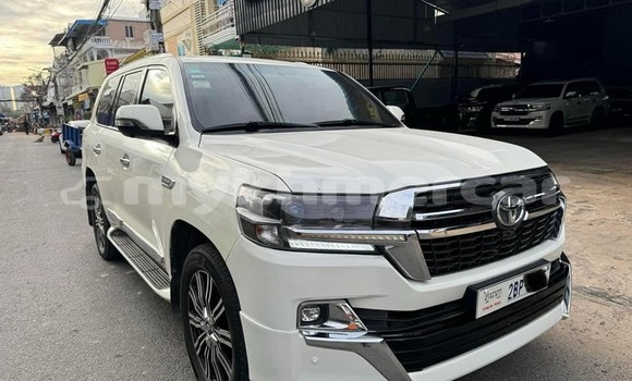 Buy Used Toyota Land Cruiser White Car in Banlung in Ratanakiri Province Buy Used Toyota Land Cruiser White Car in Banlung in Ratanakiri Province