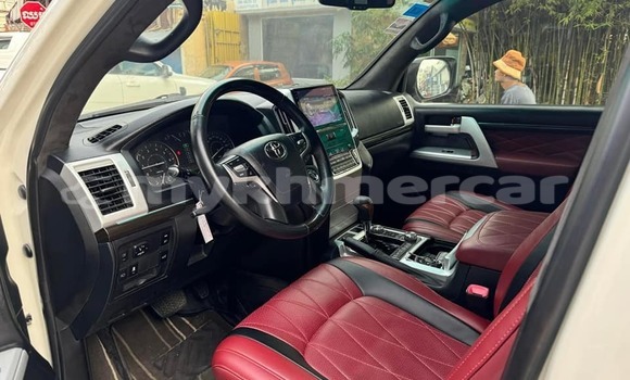 Buy Used Toyota Land Cruiser White Car in Banlung in Ratanakiri Province Buy Used Toyota Land Cruiser White Car in Banlung in Ratanakiri Province