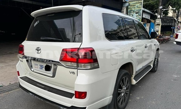Buy Used Toyota Land Cruiser White Car in Banlung in Ratanakiri Province Buy Used Toyota Land Cruiser White Car in Banlung in Ratanakiri Province