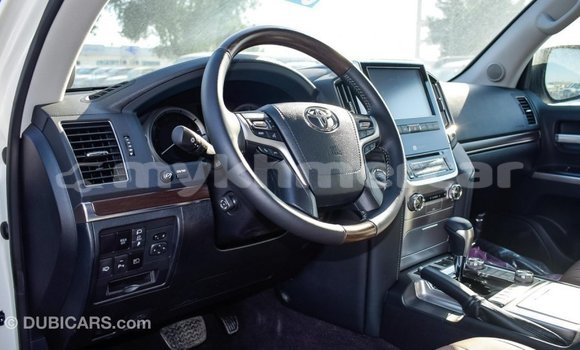 Acheter Import Voiture Toyota Land Cruiser Blanc à Import - Dubai, Kampot Province Acheter Import Voiture Toyota Land Cruiser Blanc à Import - Dubai, Kampot Province