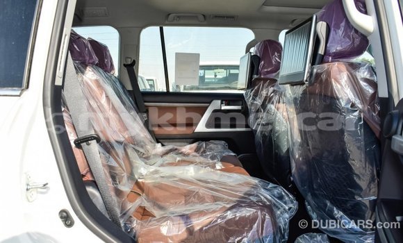Acheter Import Voiture Toyota Land Cruiser Blanc à Import - Dubai, Kampot Province Acheter Import Voiture Toyota Land Cruiser Blanc à Import - Dubai, Kampot Province