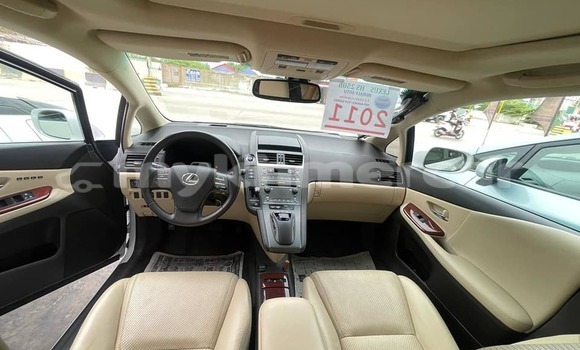 Buy Used Lexus HS White Car in Cheom Ksan in Preah Vihear Province Buy Used Lexus HS White Car in Cheom Ksan in Preah Vihear Province