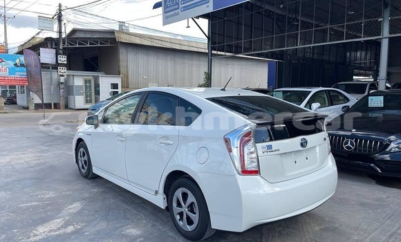 Buy Used Toyota Prius White Car in Cheom Ksan in Preah Vihear Province Buy Used Toyota Prius White Car in Cheom Ksan in Preah Vihear Province